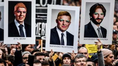 Plakat under folksamlingar i Slovakien, mars 2018. På plakaten syns bilder på premiärminister Robert Fico och inrikesministern Robert Kalinak. Protesterna började efter mordet på Jan Kuciak och hans fästmö Martina Kusnirova.