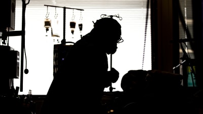 Sjukskötare Evelin Prees vårdar patient på intensivvårdsavdelningen för coronapatienter,