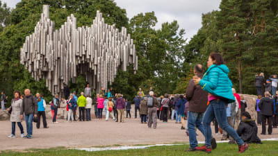 Turistit juoksee ottamaan valokuvia Sibelius-monumentista.
