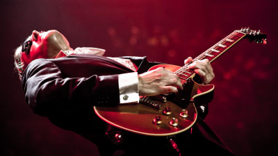 Kitaristi Joe Bonamassa soittaa kitaraa taipuneena voimakkaasti taaksepäin.