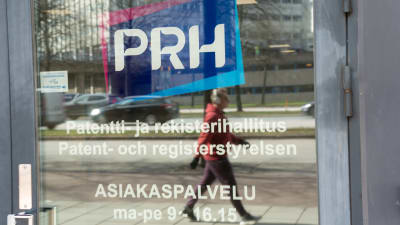 Patent- och registerstyrelsens logo på en dörr. 
