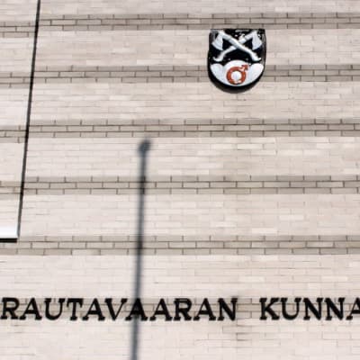 Rautavaaran kunnantalon seinä.