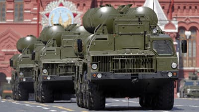 Ryska luftvärnsmissiler av typ S-400 Triumf på parad på Röda torget i Moskva i maj 2016.