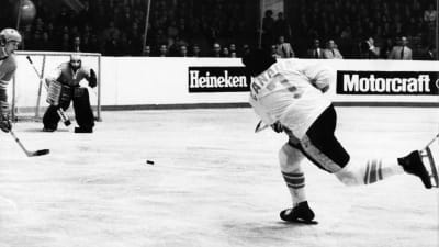Phil Esposito skjuter ett skott mot Sovjets målvakt.