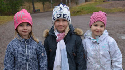 Hilma Englund, Linn Kippilä och Siri Sahamies går i ettan i Grännäs skola. 