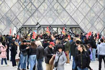 Demonstration vid Louvren i Paris.
