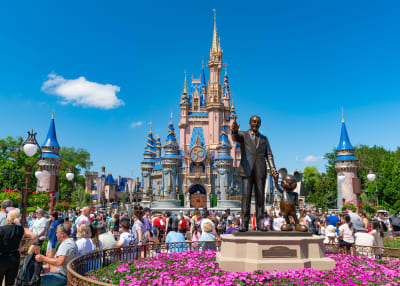 Disneyslottet i Orlando, i förgrunden en staty med Walt Disney.