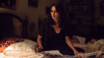Penelope Cruz som Laura sitter ensam på en säng.