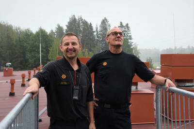 Brandman Peter Rantanen (till höger) och brandförman Mikael Forsell.
