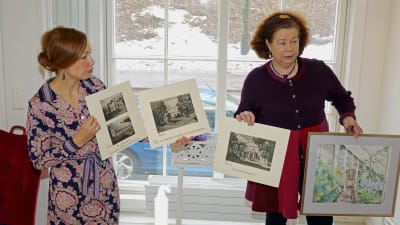 Lotta Suomalainen och Nina Björkman-Nystén kan berätta mycket om alla utställda tavlor och fotografier.