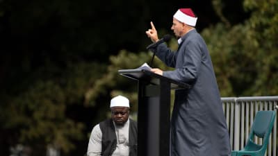 Imamen Gamal Fouda predikade vid fredagsbönen i Hagley Park. 