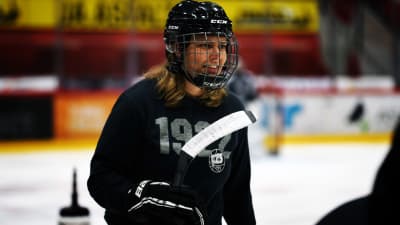 Matilda Gustafsson, assisterande tränare för TPS akademilag.