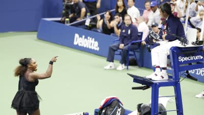 Serena Williams är förbannad på domaren Carlos Ramos.