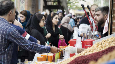 Ihmisvilinää basaarissa Teheranissa.