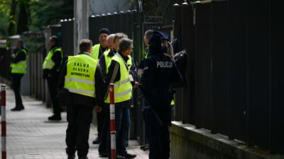 polska myndigheter utanför rysk skola 