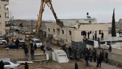 Israeliska myndigheter river ett palestinskt hus i östra Jerusalem 25.1.2022. 