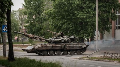 En ukrainsk stridsvagn i en gatukorsning