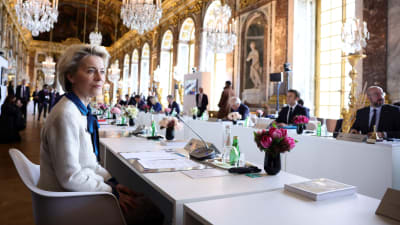 Inofficiellt toppmöte på Versailles den 10-11 mars 2022. EU-kommissionens ordförande Ursula von der Leyen i förgrunden. Vid borde mittemot skymtas Europeiska rådets ordförande Charles Michel  och Frankrikes president Emmanuel Macron.