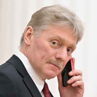 Kremlin tiedottaja Dmitry Peskov puhuu puhelimeen.
