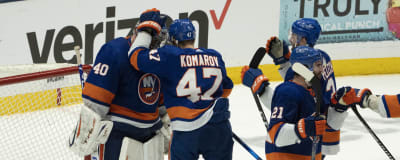 New York Islanders spelare klappar om målvakten Semjon Varlamov.