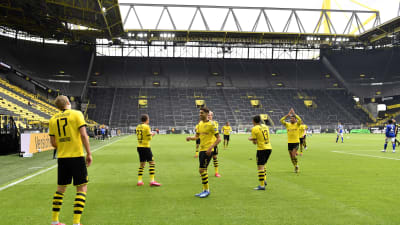 Den välkända Südtribuneläktaren gapar tom då Erling Braut Haaland i Borussia Dortmund firar 1–0-målet.