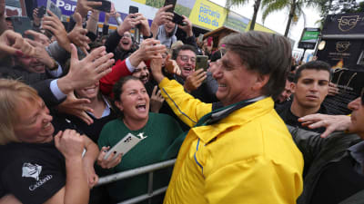 Brasiliens president Jair Bolsonaro vinkar till sina anhängare