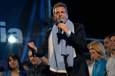 Sergio Massa då han talade till sina anhängare utanför peronisternas partihögkvarter i Buenos Aires den 22 oktober. 