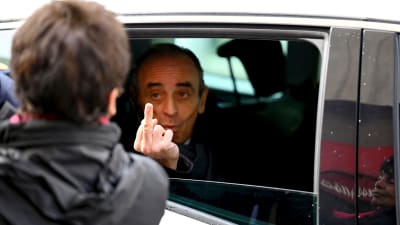 Éric Zemmour visar mittfingret