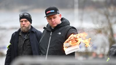 Den högerextrema politikern Rasmus Paludan brände koranen utanför den turkiska ambassaden i Sverige.