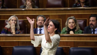Spaniens jämställdhetsminister Irene Montero applåderar.