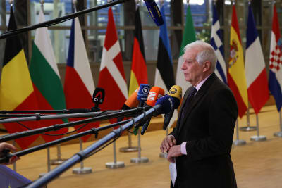 EU:s utrikesrepresentant Josep Borrell framför mikrofoner i Bryssel