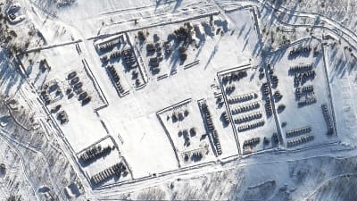 Satellitbild av pansarvagnar och tält i ett snöigt landskap.