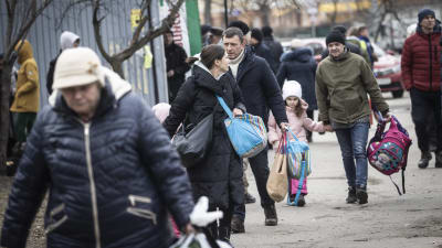 Människor flyr från Ukraina till Polen.