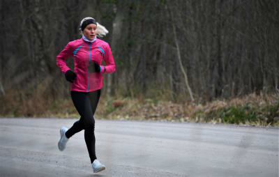 Laura Salminen löptränar på landsväg.
