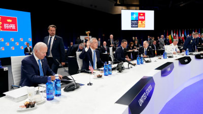 Natos generalsekreterare Jens Stoltenberg omgiven av världsledare under toppmötet i Madrid