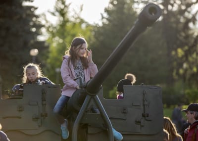 Barn leker med en kanon utanför ett militärmuseum i Moldavien, Segerdagen till ära.