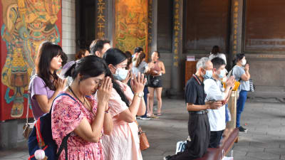 Nr 1. Rätten att utöva sin religion är en självklarhet för taiwaneserna. Största delen av dem är buddhister eller taoister. Troende i ett tempel/bönehus.