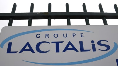 Företaget Lactalis logotyp utanför högkvarteret i Laval i västra Frankrike. 