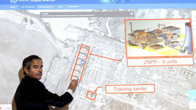 En man pekar på en karta över kärnkraftverket i Zaporizjzja.