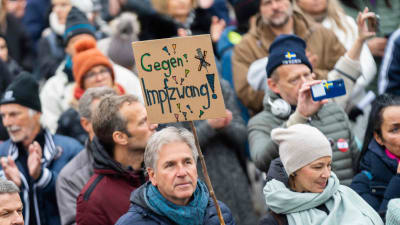 En demonstration i Wien i Österrike mot obligatorisk vaccination hölls den 14 november. 