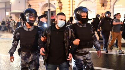 Rysk polis griper en man som deltog i en demonstration i Moskva den 15 juli 2020 mot den nya ryska grundlagen.