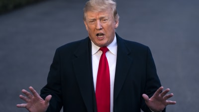 Donald Trump med utsträckta händer talar med pressen