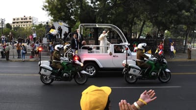 Påve Franciskus vinkar från påvemobilen på Alameda Avenue i Santiago. 