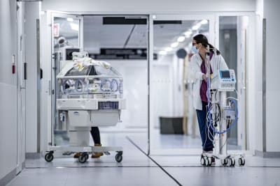 sjukskötare flyttar på maskin i fyrsjukhuset