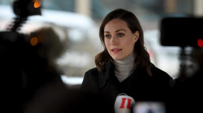 Statsminister Sanna Marin (SDP) svarar på journalisternas frågor på Ständerhusets trappa.
