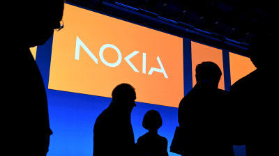 Nokialogotyp med mänskliga silhuetter i förgrunden. 