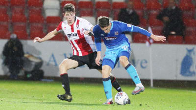 Daniel O'Shaughnessy kämpar om bollen med Sam Jones, Cheltenham-Grimsby.