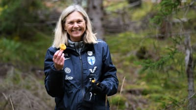 fotbollstränaren Anna Signeul har hittat en kantarell i skogen.