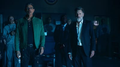 David Levinson (Jeff Goldblum) och president Whitmore (Bill Pullman) står och ser förvånade ut.