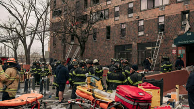 Brandmän släcker en brand i New York